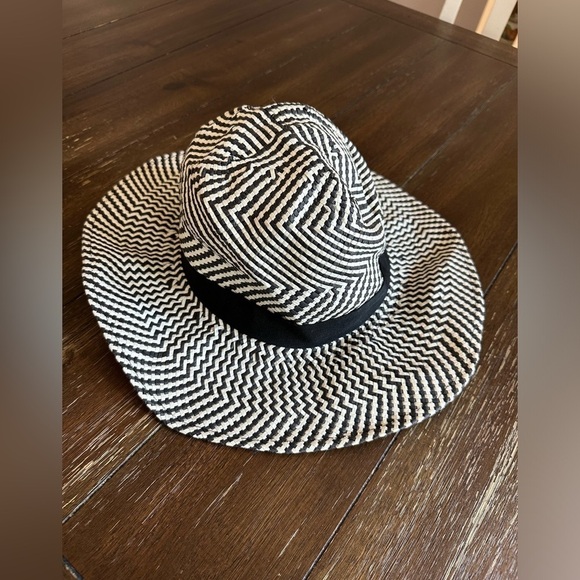 Scoop round hat main image 4